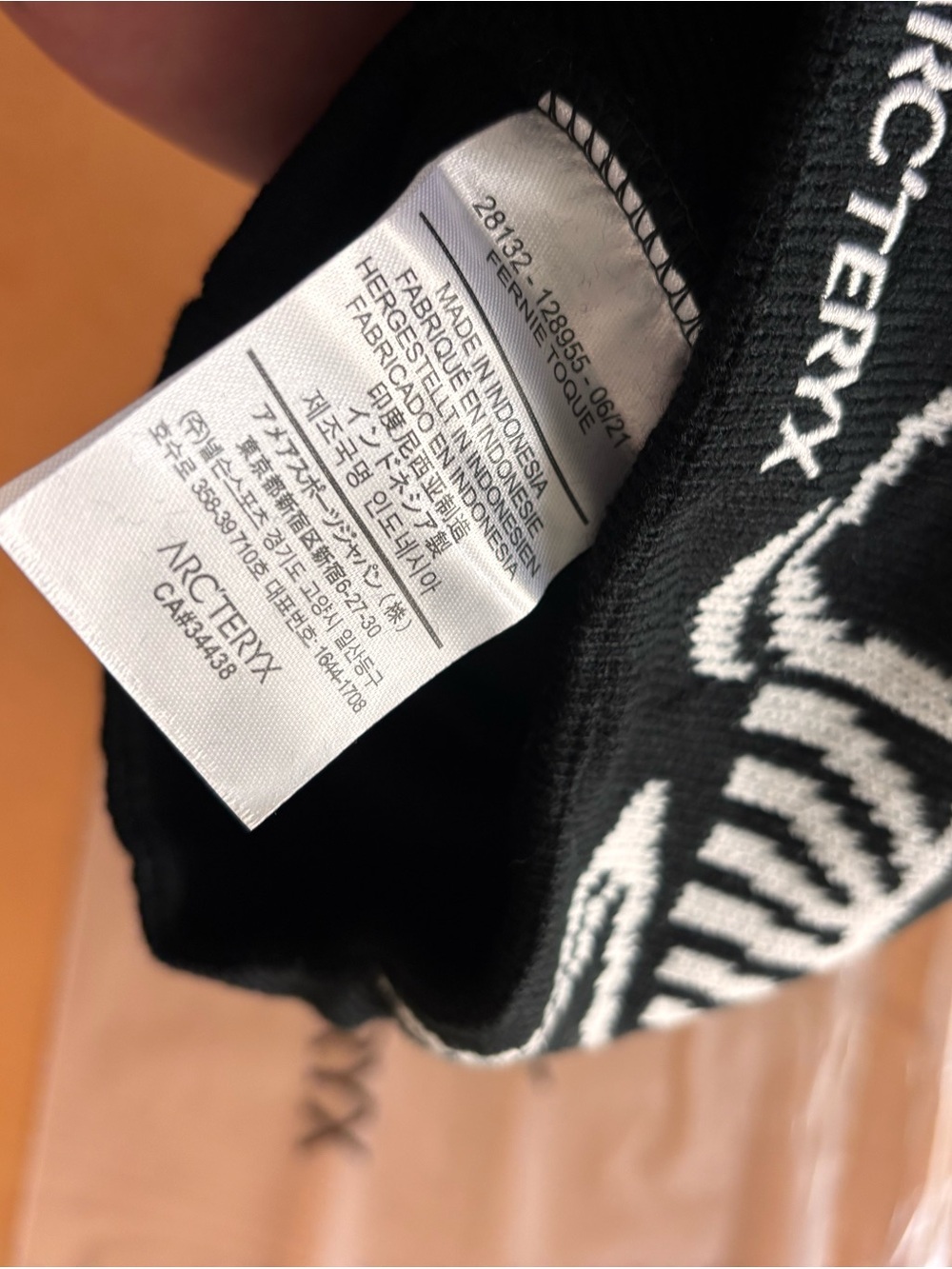Arc'teryx Black & White Logo Beanie - Picture 2 of 2